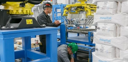 Mitarbeiter bei der Arbeit im Lager im Industriepark Höchst in Frankfurt.