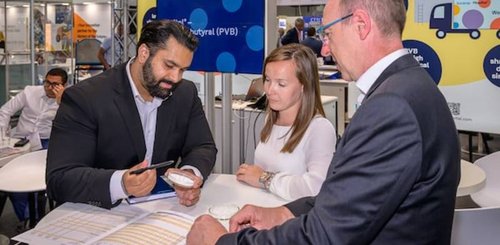 Gurshranjit Singh, technischer Produktmanager, präsentiert am Messestand auf der Ceramitec 2022 Mowital®-Produkte.