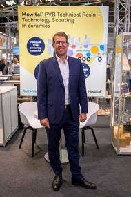 Jörg Bruss, Direktor, Globales Geschäft, vor dem Messestand auf der Ceramitec 2022.